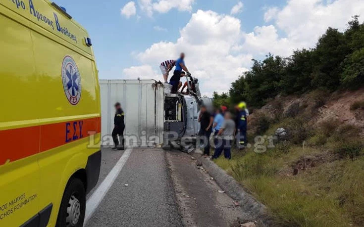 Ανατροπή νταλίκας στις στροφές του Δομοκού, εγκλωβίστηκε ο οδηγός (εικόνες)